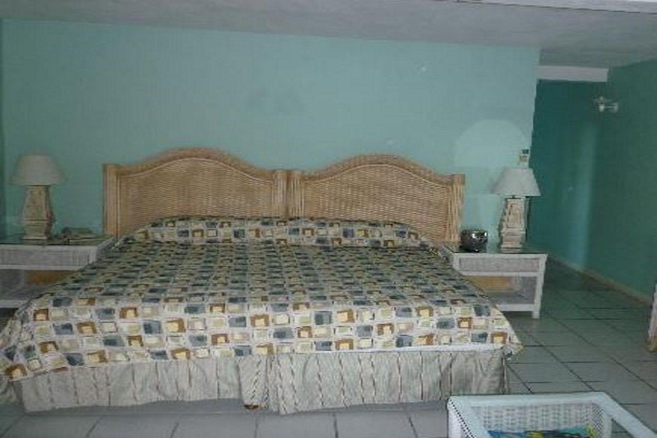 Trade Winds Hotel Дикенсон-Бей Экстерьер фото